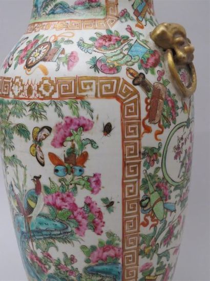 null Vase en porcelaine et émaux de la famille rose à décor de végétaux, oiseaux...