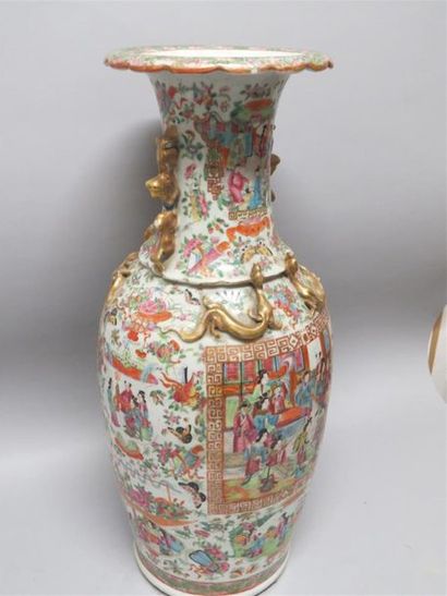 null Important vase en porcelaine et émaux polychromes à décor de scènes de palais.
Chine,...
