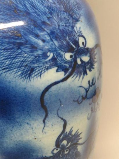 null Vase balustre à décor de dragons sur fond bleu poudré.
Chine, début XXe
H :...