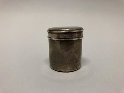 null Boite cylindrique couverte en argent
Poinçons XVIIIeme
H : 6 - diam : 5 cm....