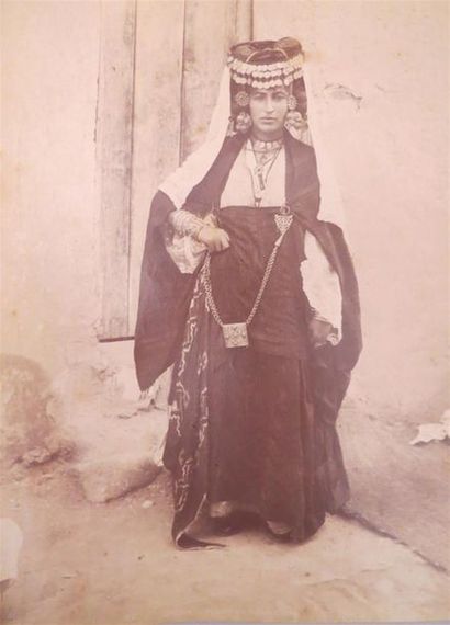 null [MAGHREB]. Ensemble de 12 photographies de grand format (types dont femme kabyle,...