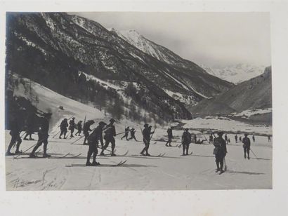 null [LUMIÈRE]. Ensemble de 8 photographies (15,5 X 23 cm) de chasseurs alpins, dragons...