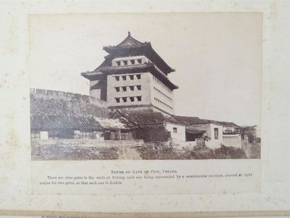 [CHINE]. Album à l'italienne (18 X 25,5 cm) de moire brodée à décor de roses des...