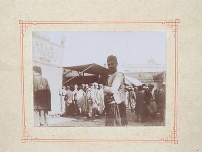 null [ALGÉRIE]. Ensemble de 22 photographies (81 X 113 mm) collées sur carton dans...