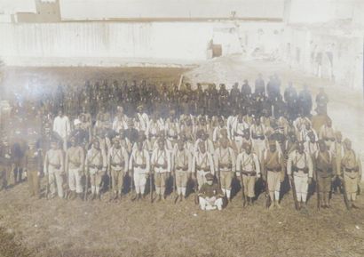 null [LYAUTEY]. Ensemble de 10 photographies de militaires en uniformes, gradés et...