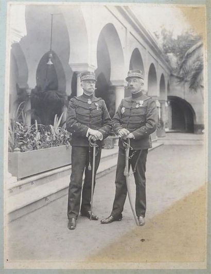 null [LYAUTEY]. Ensemble de 10 photographies de militaires en uniformes, gradés et...