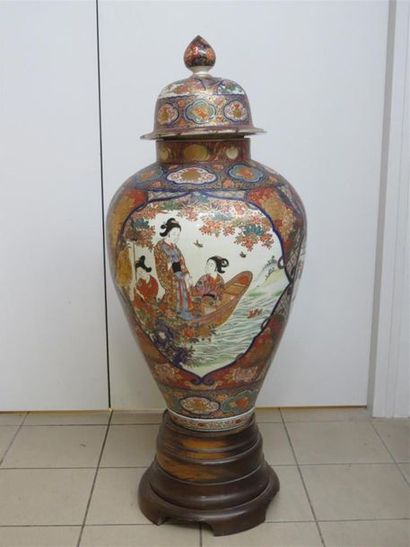 null Important vase balustre couvert de forme balustre en porcelaine à décor Imari...