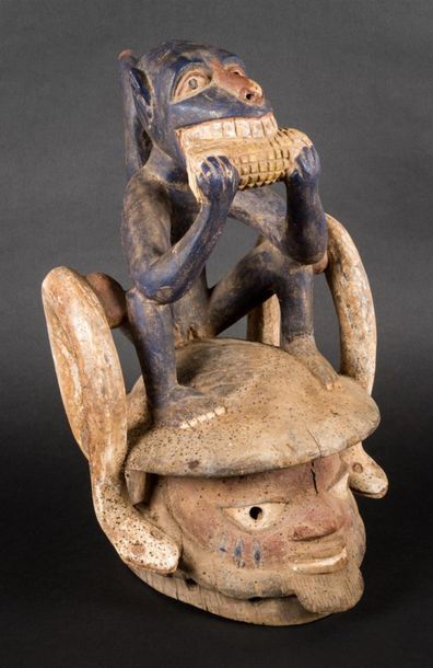 null YORUBA, Nigéria
Masque polymorphe guélédé surmonté d'un singe mangeant du maïs.
Bois...