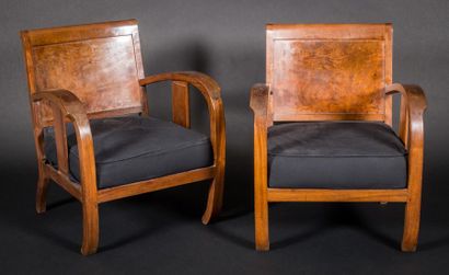 null Paire de fauteuils en bois et loupe de bois naturel, côtés ajourés
Milieu XXème
H...