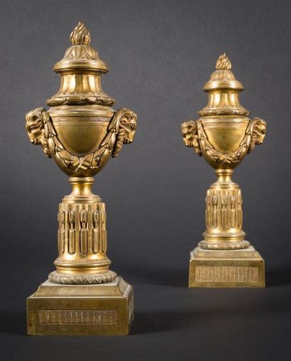 null Paire de cassolettes en bronze ciselé doré en forme de vases à l'antique reposant...