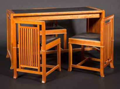 null Frank Lloyd WRIGHT (1867-1959) & CASSINA (éditeur)
Trois chaises en merisier....