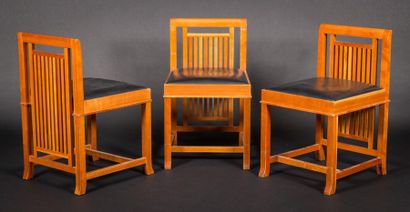 null Frank Lloyd WRIGHT (1867-1959) & CASSINA (éditeur)
Trois chaises en merisier....
