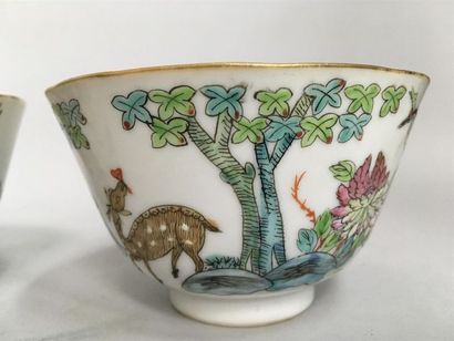 null Suite de trois coupes en porcelaine et émaux polychrome.
Chine, fin XIX-début...