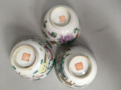 null Suite de trois coupes en porcelaine et émaux polychrome.
Chine, fin XIX-début...