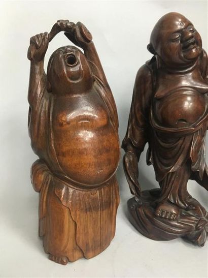 null Quatre statuettes en bois, deux représentant Budai, l'un en bambou s'étirant...