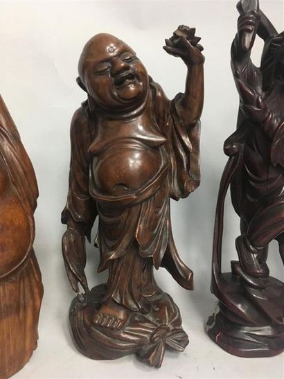 null Quatre statuettes en bois, deux représentant Budai, l'un en bambou s'étirant...