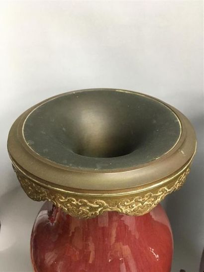 null Paire de vases en porcelaine et émail sang de boeuf partiellement flammé.
Chine,...