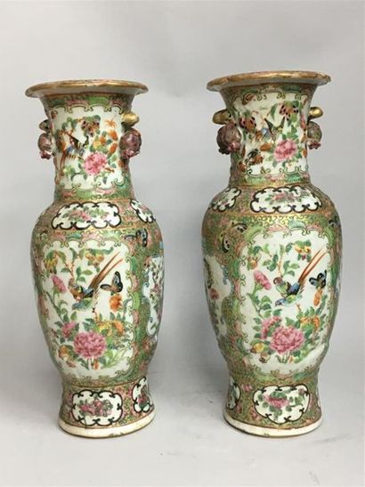 null Paire de vase balustres en porcelaine et émaux de style famille rose à décor...
