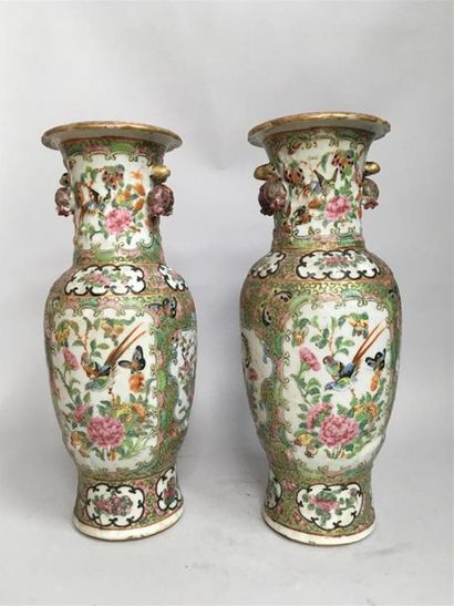 null Paire de vase balustres en porcelaine et émaux de style famille rose à décor...