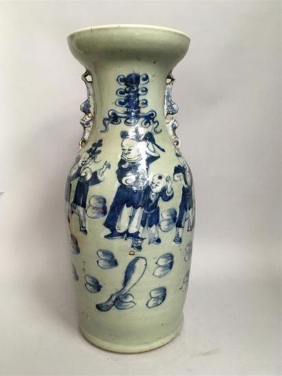 Vase en porcelaine à décor en camaïeu bleu....