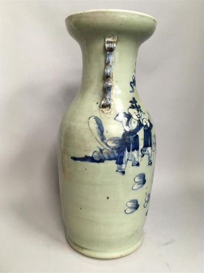 null Vase en porcelaine à décor en camaïeu bleu. 
Chine, fin XIXe
H : 44 cm
