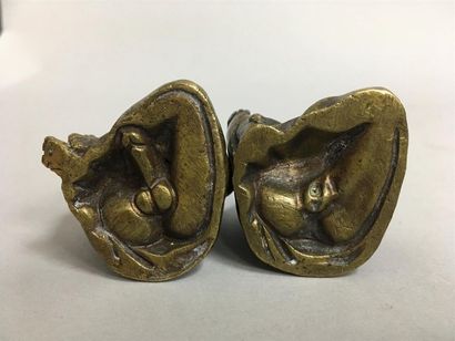 null Deux sujets érotiques en bronze.
Chine.
H : 5,5 cm