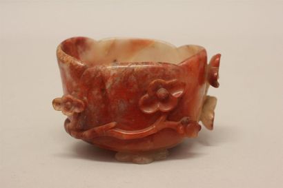 null Godet de peintre en calcédoine en forme de feuillages de prunus.
Chine, XIXe
H...