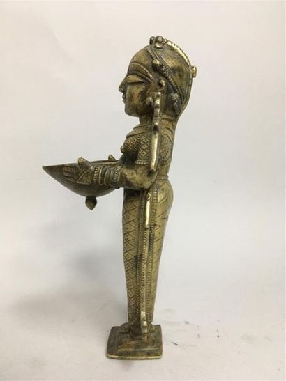 null Sujet en bronze représentant une déesse portant une coupe à offrande.
Népal
H...