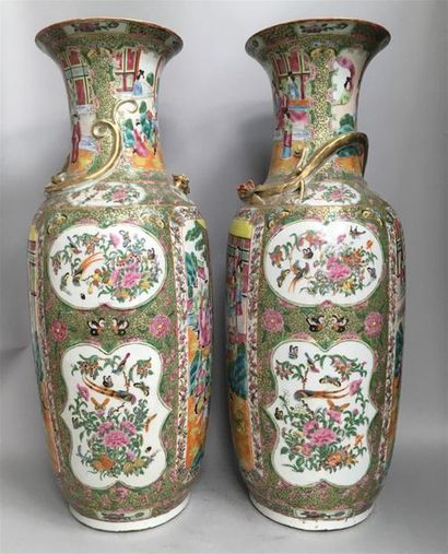 null Important paire de vases en porcelaine et émaux de Canton à décor de scènes...