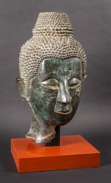 null Tête de Bouddha en bronze.
Laos, XVIIe
H : 55 cm.
(accident et manques)