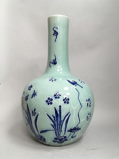 Vase bouteille en porcelaine celadon bleu...
