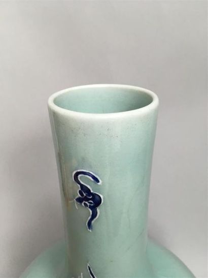 null Vase bouteille en porcelaine celadon bleu 
Chine fin XIXe
H : 41 cm 
(fels)