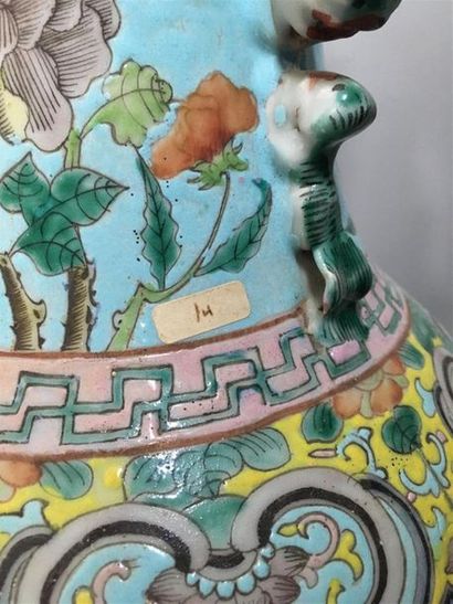 null Paire de vases en porcelaine et émaux Daozhi sur fond bleu ciel à décor de dragons...
