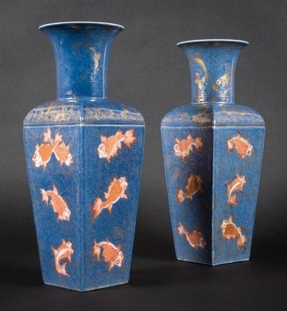 null Paire de vases à panse quadrilobée en porcelaine émaillée bleue poudrée et rouge...