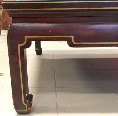 null Importante table basse en bois laqué.
Chine, XXe
H : 42 - L : 130 - P : 110...