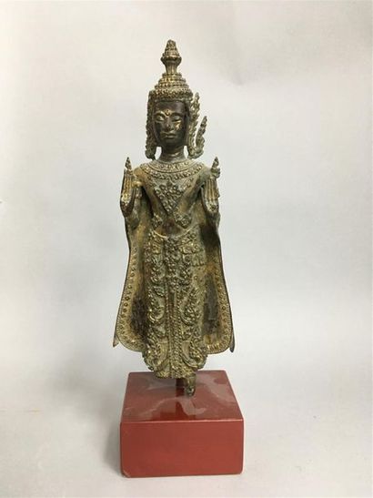 null Statuette en bronze anciennement laqué et doré représentant Bouddha dans le...