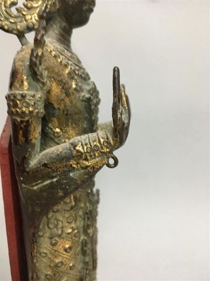 null Statuette en bronze anciennement laqué et doré représentant Bouddha dans le...