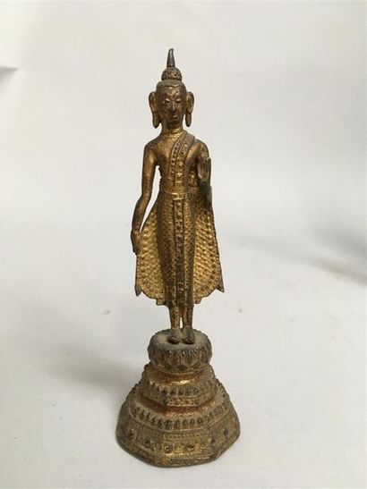 null Sujet en bronze doré représentant Bouddha en position d'absence de crainte.
Siam,...