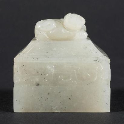 null Cachet de lettré en jade blanc céladon, sculpté en léger relief de motifs de...