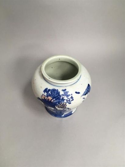 null Petite jarre en porcelaine en porcelaine blanche à décor bleu et rouge de cuivre,...