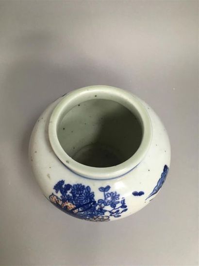 null Petite jarre en porcelaine en porcelaine blanche à décor bleu et rouge de cuivre,...