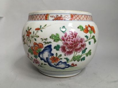 null Vase boule en porcelaine de la famille rose. 
Chine période Jiaqing, fin XIXe
H...
