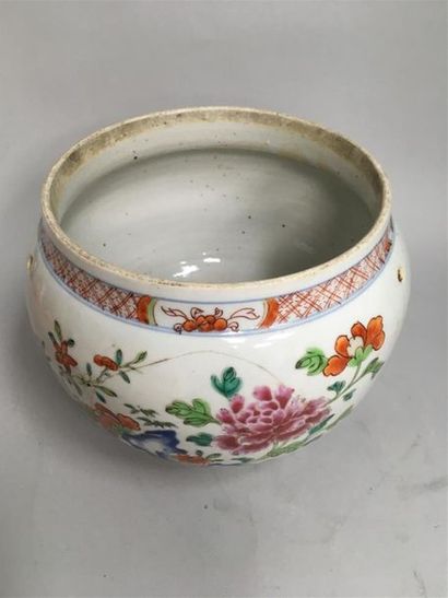 null Vase boule en porcelaine de la famille rose. 
Chine période Jiaqing, fin XIXe
H...