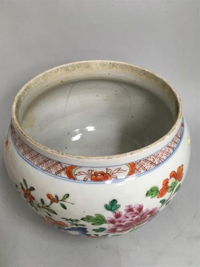 null Vase boule en porcelaine de la famille rose. 
Chine période Jiaqing, fin XIXe
H...