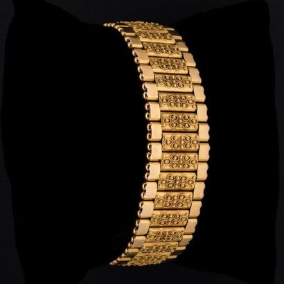 null Bracelet articulé en or à décor filigranés.
Poids: 53,7 g.