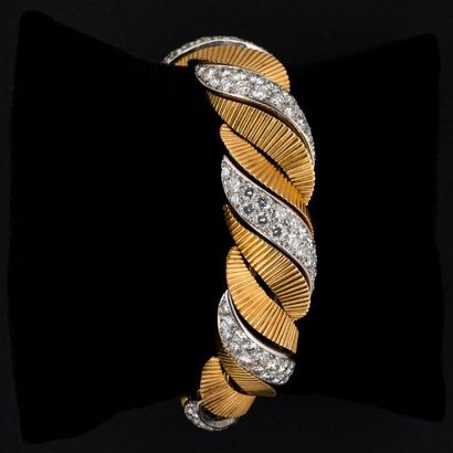 CARTIER - Paris CARTIER - Paris - 
Bracelet semi-articulé diamants taille brillant,...