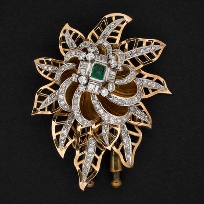 null Broche "fleur" émeraude en cabochon, entourage diamants taille brillant, 8/8...