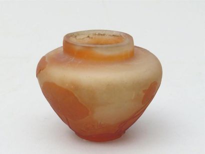null GALLE
Vase pansu en verre multicouche dégagé à l'acide à décor floral orangé.
H...