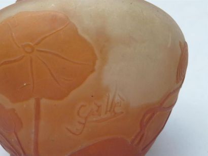 null GALLE
Vase pansu en verre multicouche dégagé à l'acide à décor floral orangé.
H...