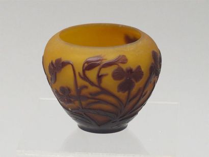 null GALLE
Vase pansu en verre multicouche dégagé à l'acide à décor de fleurs violines...